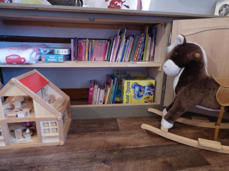 Bibliothèque enfants à l'étage