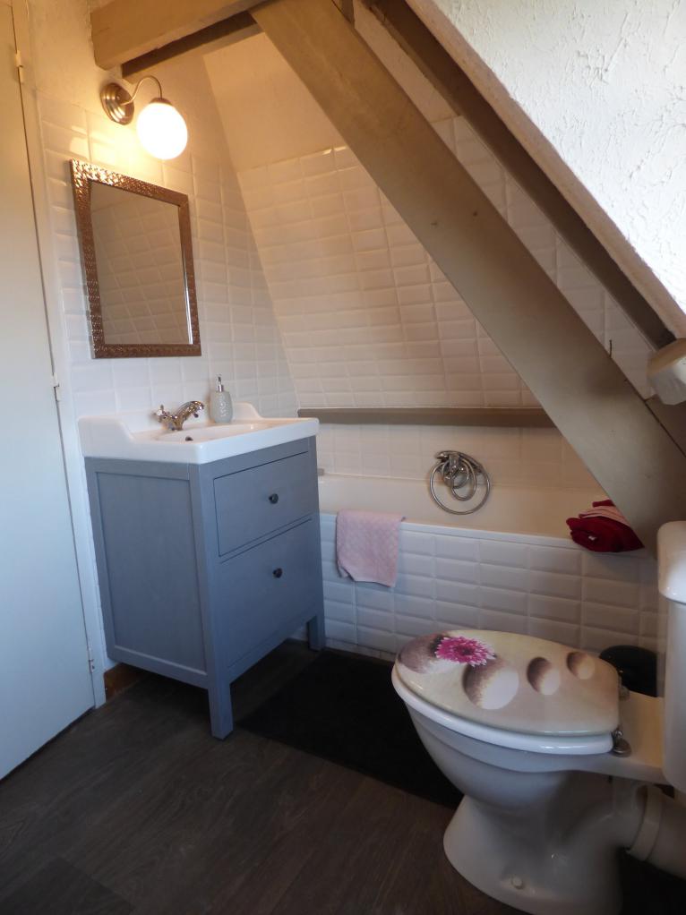 Salle de bain et WC à l'étage